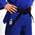Judogi Adidas J730 Champion II IJF Slimfit con strisce