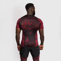 Rashguard Venum Assassin's Creed Shadows maniche corte Rosso-nero-Combat Arena